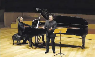  ?? ANDREEA VORNICU ?? El tenor Javier Camarena junto al pianista Ángel Rodríguez, ayer, en la sala Mozart del Auditorio de Zaragoza.