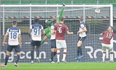  ??  ?? Duvan Zapata anota el gol del Atalanta ayer ante el Milan.
