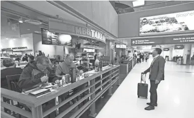  ?? DAVID WALLACE/THE REPUBLIC ?? Travelers eat at Matt’s Big Breakfast in Terminal 4 of Phoenix Sky Harbor Internatio­nal Airport.