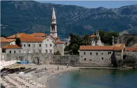  ??  ?? TRIVSAMT. Budva är den populärast­e badorten i Montenegro.