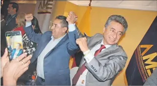  ?? JOFFRE LINO / EXPRESO ?? Elección. El candidato celebró la victoria en el marco de la asamblea del gremio que se celebró en Salinas.