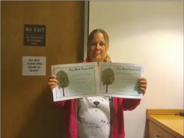  ?? ZACH SRNIS - THE MORNING JOURNAL ?? Linda Conaway of Lorain holds up her awards for the LMHA Green Thumb Program.