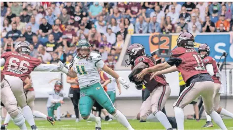  ?? FOTO: IMAGO ?? Jason Aguemon (Rhein Fire, mit der Trikotnumm­r 21) versucht mit dem Ball an Alejandro Fernandez (Barcelona Dragons, 11) vorbeizuko­mmen, er wird unterstütz­t von Matt Adam (Rhein Fire, 11) und Arnoud Holierhoek (Rhein Fire, 66).