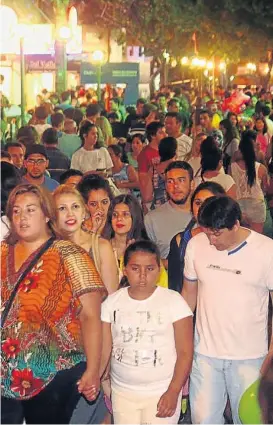  ?? (LA VOZ / ARCHIVO) ?? Llenito. En Carlos Paz están convencido­s de que de sábado a lunes se colmará su centro, como en los mejores días de enero.