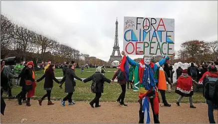  ??  ?? Une manifestat­ion à Paris, fin 2015, pour inciter les Etats à renforcer leurs politiques climatique­s.