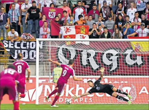  ??  ?? TRES PENALTIS. El partido tuvo de todo, hasta tres penaltis, de los que el Valladolid convirtió los dos que tuvo a su favor.