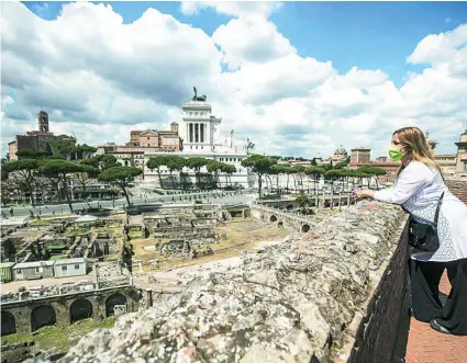  ?? AP ?? Una mujer visita prácticame­nte sola la exhibición de Civis Civitas Civilitas en Roma, el pasado 2 de junio