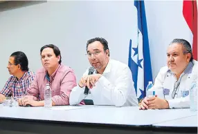  ?? FOTO: EL HERALDO ?? Luis Zelaya (centro) con Enrique Ortez Sequeira, Eduardo Martell y Octavio Pineda.