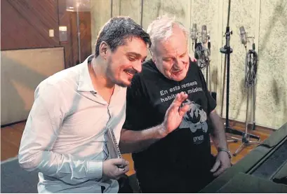  ??  ?? Luciani y Colángelo hacen propio un repertorio de clásicos de la música ciudadana.