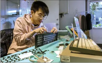  ?? ?? Nathan Chan assembles keyboards at the store that might relocate to a bigger space this year, management says.