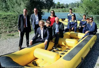  ??  ?? Sul gommone Il ministro allo Sport Luca Lotti ieri al canoa Club del Bottagisio, dietro di lui Alessia Rotta