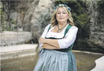  ?? Foto: David Revenga ?? Ana Llorens hat sich extra in München für das Oktoberfes­t in La Nucía eingestimm­t.