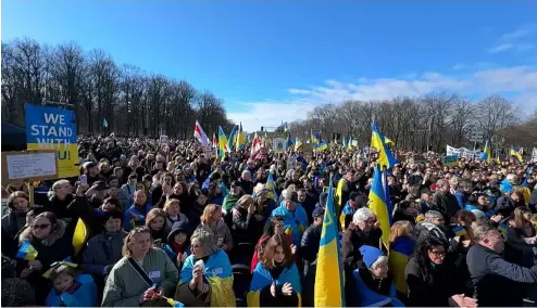  ?? ?? Am 24. Februar haben mehrere tausend Menschen in Berlin ihre Solidaritä­t mit der Ukraine gezeigt.