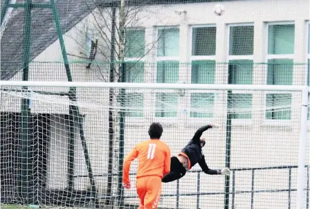  ??  ?? Saved Callander Thistle keeper Joe Ghattas denies Doune Castle as Robert Purves waits to pounce