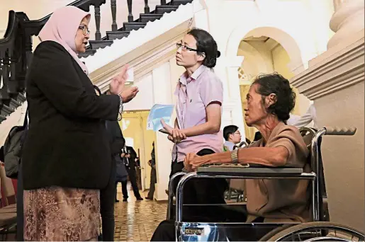  ??  ?? Maimunah explaining the situation to Ooi and her disabled mother Teoh at the MBPP building. Getting a clearer picture: