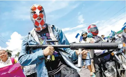  ?? JORGE TORRES/EFE ?? Siguen las manifestac­iones en Managua para denunciar el uso de armas por parte de los paramilita­res.