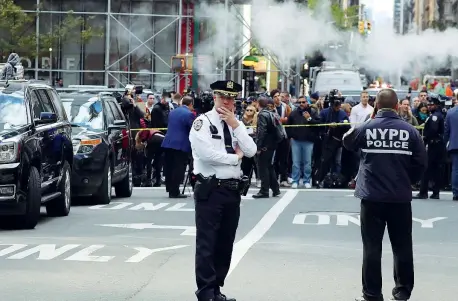  ?? (Reuters) ?? Allarme Agenti della polizia di New York fuori dall’edificio della Time Warner durante l’evacuazion­e e i controlli per il pacco bomba spedito alla Cnn