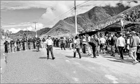  ?? Policía ?? • Los agentes de la Policía Nacional evitaron el paso de supuestos buscadores de oro que intentaban ingresar a las minas de La Merced.