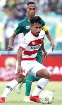  ?? ANGGER BONDAN/JAWA POS ?? KAPTEN VS KAPTEN: Ruben Sanadi (kiri) mengawal Andik Vermansah yang sempat didapuk sebagai kapten Madura United.