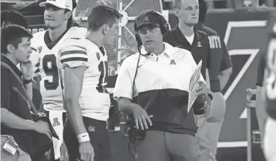  ?? RICK SCUTERI/AP ?? Arizona head coach Jedd Fisch talks to quarterbac­k Will Plummer in the first half during a Sept. 18 game against Northern Arizona in Tucson.