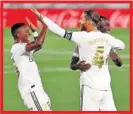  ??  ?? Vinicius felicita a Ramos por su gol.