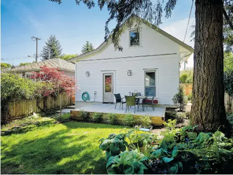  ?? SMALLWORKS ?? This laneway home was designed and built by Smallworks and featured on the Vancouver Heritage Foundation’s 2015 Laneway House Tour. Laneway homes are one of Vancouver’s success stories, says Michael Geller — one that is being watched by many cities...