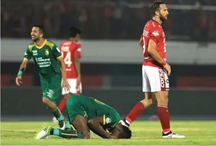  ?? MIFTAHUDIN/JAWA POS RADAR BALI ?? KEJUTAN: Bek Sriwijaya FC Mahamadou N’Diaye (tengah) merayakan kemenangan atas Bali United di Stadion I Wayan Dipta, Gianyar, kemarin.