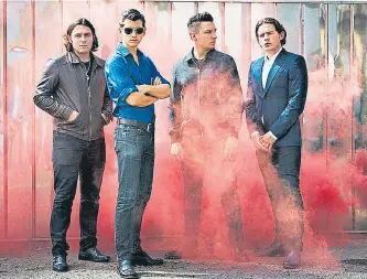  ?? CORTESÍA ARTISTAS ?? Los Arctic Monkeys, la banda liderada por Alex Turner (azul-centro) regresa por segunda vez al país.
