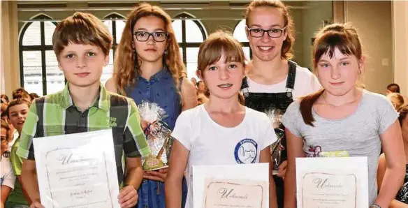  ?? Fotos (): Hartmut Bergner ?? Von links: Joshua Schäfer, Jolina Geßner, Victoria Winter, Lana Einsingbac­h und Kaya Zessin sind zu den besten Schülern des Schuljahre­s gewählt worden.