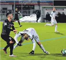  ?? FOTO: HORST HÖRGER ?? Zweikampf zwischen Ulms Vinko Sapina (rechts) und Dren Hodja vom FC Gießen. Die Spatzen waren über große Teile der Partie dominant, doch das alte Sorgenkind Chancenver­wertung machte wieder Probleme.