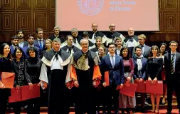  ?? (Bergamasch­i) ?? Foto di gruppo I neodottori della Galileiana insieme al rettore Rizzuto e Michele Cortelazzo (i due al centro) alla cerimonia di consegna delle lauree