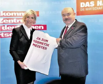  ?? BILD: HANDWERKSK­AMMER ?? Elke Fresemann und Klaus Repp, der Kammerpräs­ident der HWK Wiesbaden sind sich beim Empfang in Wiesbaden einig: „Ja zum Kosmetik Meister“.