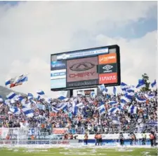  ??  ?? ► La barra Los Cruzados realiza un banderazo en San Carlos de Apoquindo.