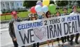  ?? Foto: Ngan, afp ?? Unterstütz­er des Atomabkomm­ens mit dem Iran in Washington.
KONFLIKT IN DER UKRAINE