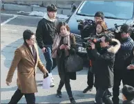  ?? AFP ?? Members of the media surround a prosecutor attempting to enter the presidenti­al Blue House in Seoul on Friday.