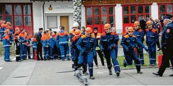  ?? Foto: Gertrud Adlassnig ?? Ganz schön fix mussten die jungen Feuerwehrl­eute sein, um beim Kreisjugen­dfeuerwehr­tag in Ursberg in kürzester Zeit Verbindung­sen zu kuppeln.