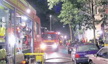  ?? RP-FOTO: JOACHIM PREUSS ?? Wenn die Feuerwehr anrücken muss, wie vor Jahren an der überflutet­en Poststraße, ist es meist zu spät. Gegen Rückstau aus dem Kanal empfehlen Experten geeignete Sicherunge­n. Aber auch die helfen nicht immer.