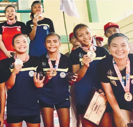  ?? CONTRIBUTE­D FOTO/ APPLE BARIÑAN ?? GOLDEN FINISH. Members of the Region 7 girls futsal team, led by Sacred Heart SchoolAten­eo de Cebu-celebrate with their gold medal in the Palarong Pambansa.