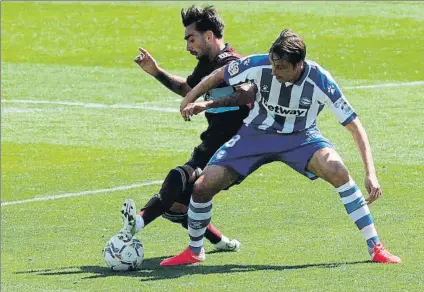  ?? FOTO: EFE ?? Tomás Pina lucha por el balón durante el encuentro que el cuadro babazorro disputó ante el Celta y que propició el despido de Abelardo