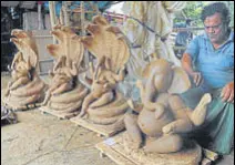  ?? KESHAV SINGH/HT ?? An artist gives shape to his Ganpati idols at Kali Bari in Chandigarh.