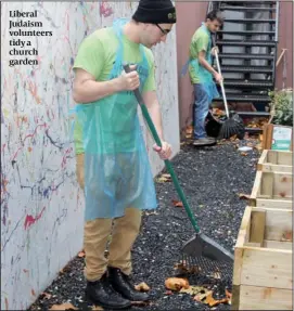  ??  ?? Liberal Judaism volunteers tidy a church garden