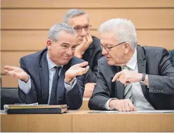  ?? FOTO: DPA ?? Ministerpr­äsident Winfried Kretschman­n (Grüne, rechts) und sein Stellvertr­eter Thomas Strobl (CDU) sind die Garanten der grün-schwarzen Koalition.