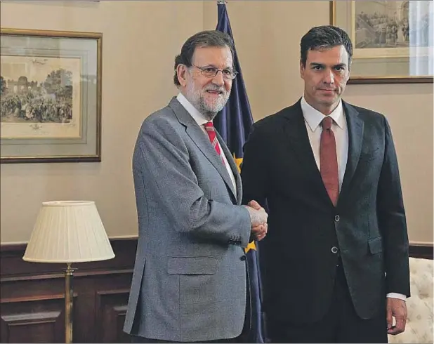  ??  ?? Mariano Rajoy y Pedro Sánchez se reunieron ayer en el Congreso por espacio de una hora y veinte minutos, en un encuentro “cordial”