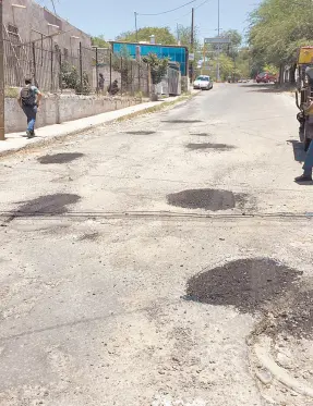  ??  ?? • Algunos de los trabajos de bacheo que se realizaron en la calle Circunvala­ción, en la colonia Coloso Bajo.