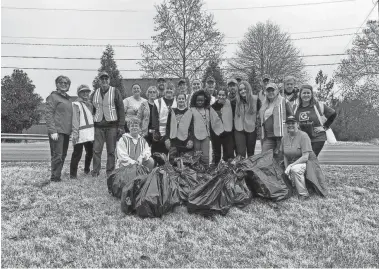  ?? COURTESY OF CITY OF GALLATIN ?? Gallatin First Church of the Nazarene members collected 140 pounds of litter along Lock 4 Road in Gallatin on Dec. 4, 2021.