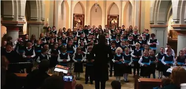  ?? FOTO: SCHOLA CANTORUM ?? Diese Aufnahme entstand beim Auftritt der „schola cantorum weimar“in der katholisch­en Herz-Jesu-Kirche. Heute fliegt der Kinderchor nach China.