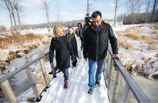  ?? JASON FRANSON /THE CANADIAN PRESS ?? Premier Rachel Notley and Chief Billy-Joe Laboucan tour a culture camp after signing a historic deal for the Lubicon Lake Cree on Tuesday.