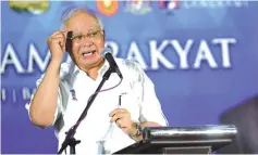  ??  ?? Najib speaking at a meet-the-people session at the Mahsuri Internatio­nal Exhibition Centre. — Bernama photo