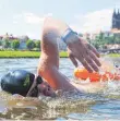  ?? FOTO: DPA ?? Joseph Heß durchschwi­mmt die Elbe bei Meißen.