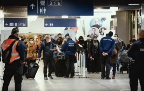  ??  ?? Aan de uitgang van de perrons staat de politie de reizigers op te wachten.